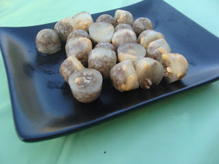 http://kolchakpuggle.com/2011/07/tasty-tuesday-cheesy-burger-pops.html