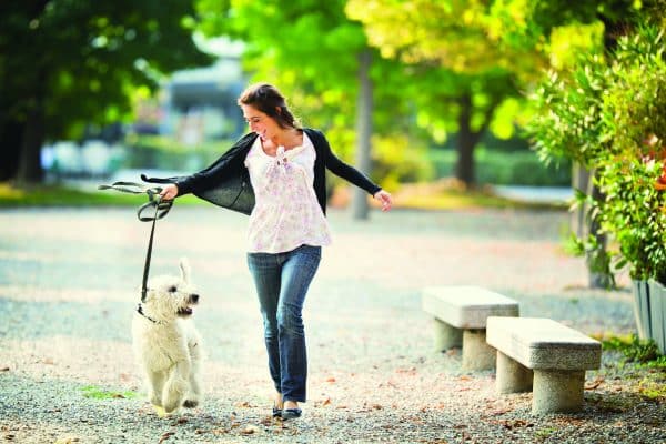 une femme et son chien heureux en promenade