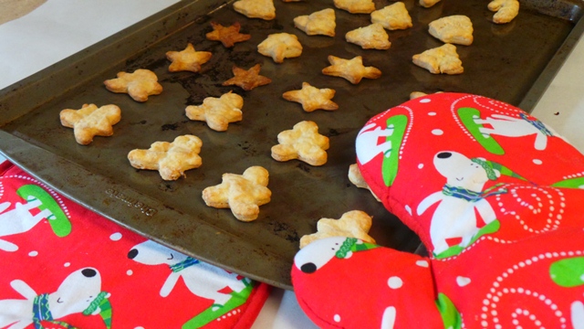 12 Dog-Friendly Christmas Cookies Perfect for Pups | The Dog People by