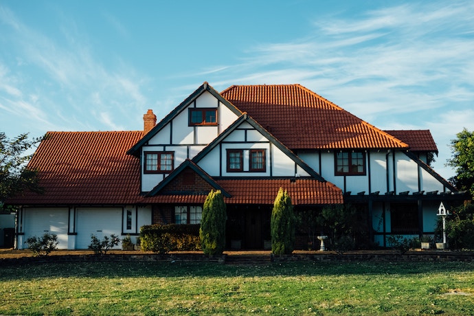 Vue d'une maison avec jardin extérieur