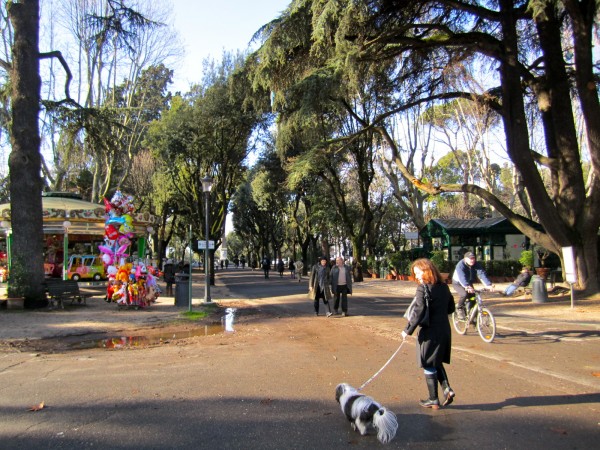 passeggiare con il cane a villa borghese roma