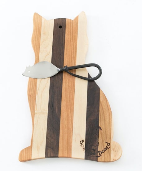 Cat cutting board with mouse spreader