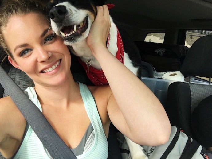 femme et son chien dans la voiture
