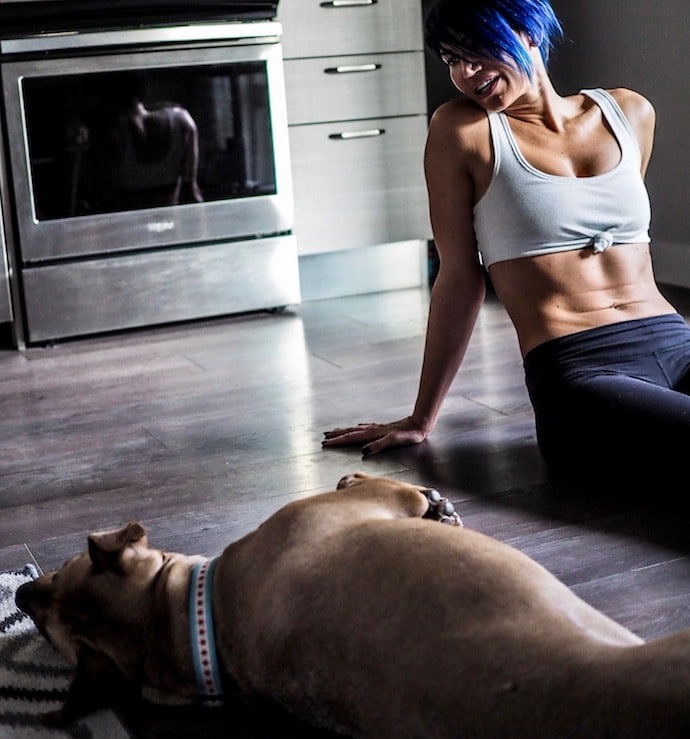 sport avec son chien à la maison