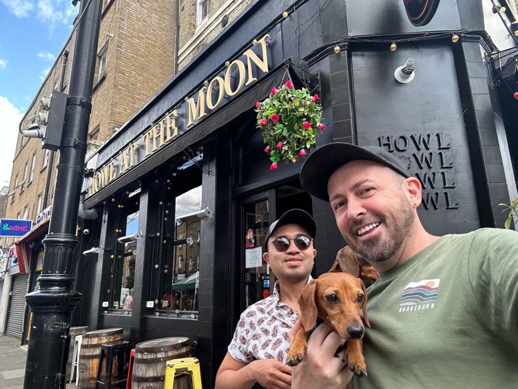 Howl at the Moon, Hoxton, Exterior