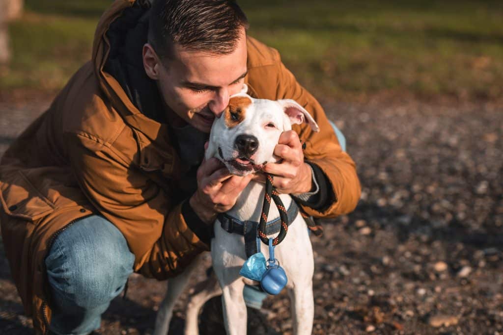 Hombre abrazando a su perro feliz con zoomies