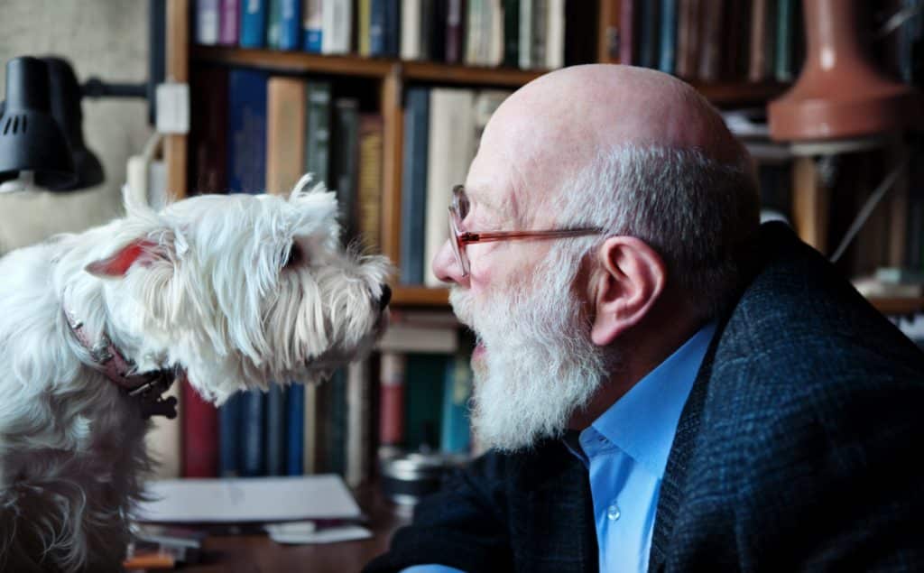 Älterer Mann mit seinem Hund im Vier-Augen-Gespräch