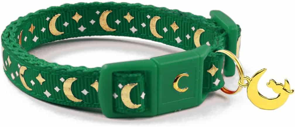 green collar with gold moon pattern