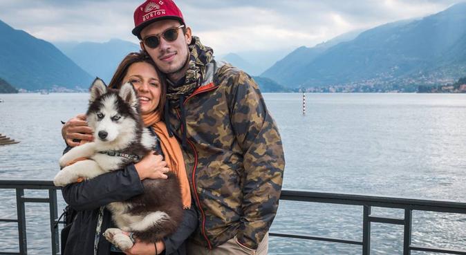 English speaking couple with Siberian Husky puppy, canguro en Turin