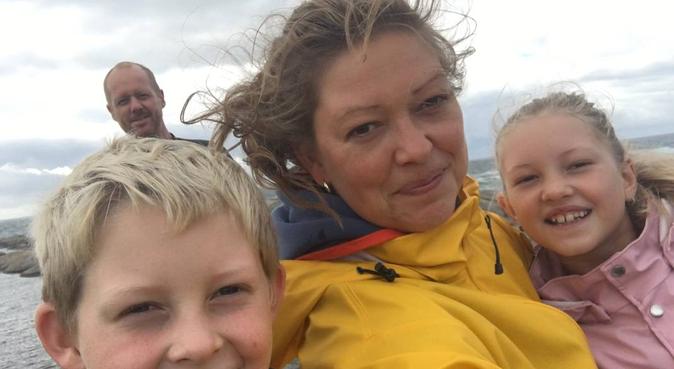 Familie som er glad i å gå på tur, dog sitter a Oslo