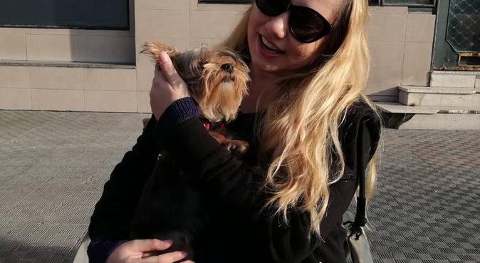 Paseo canino en compañía de chica cariñosa, canguro en Vitoria-Gasteiz, España