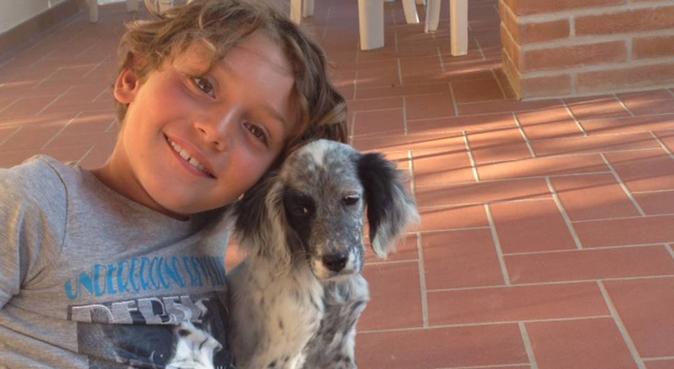 mamma e figlio amanti dei cani con giardino, dog sitter a rosignano solvay