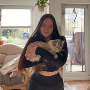 Sitter Profile Image: Lara F.