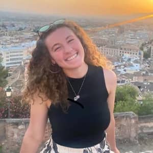 Sitter Profile Image: Izzy V.