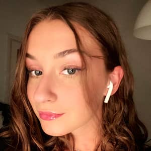 Sitter Profile Image: Julia H.