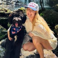 Sitter Profile Image: Julia T.