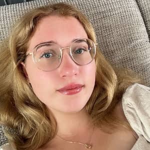 Sitter Profile Image: Selina T.