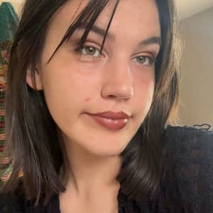 Sitter Profile Image: Julia V.