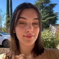 Sitter Profile Image: Julia V.