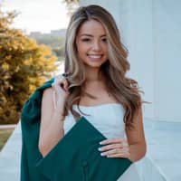 Sitter Profile Image: Laura F.