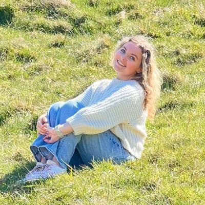 Sitter Profile Image: Niamh H.