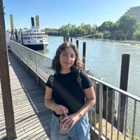 Sitter Profile Image: Noemi G.