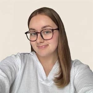 Sitter Profile Image: Célia S.